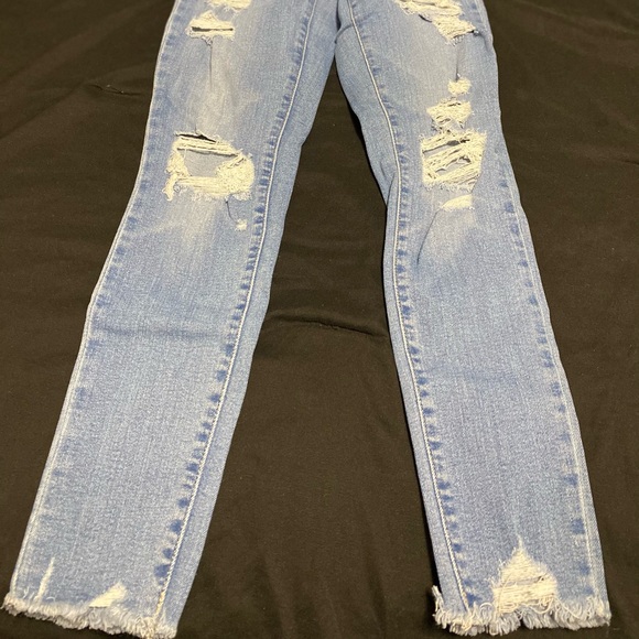 Women’s Levi’s jeans - like new! - Picture 3 of 3